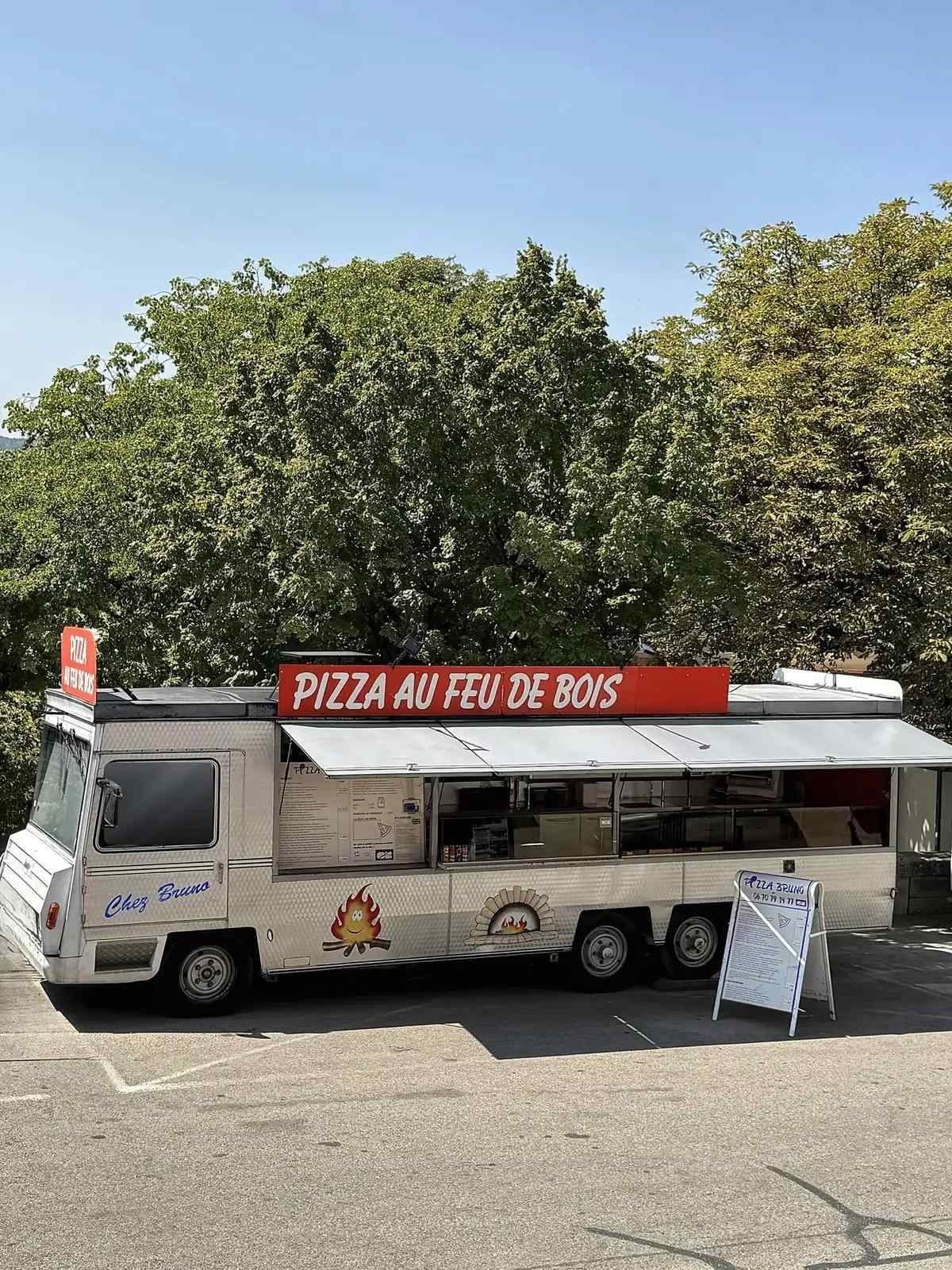 Le camion pizza Chez Bruno stationné sous les arbres à Sault